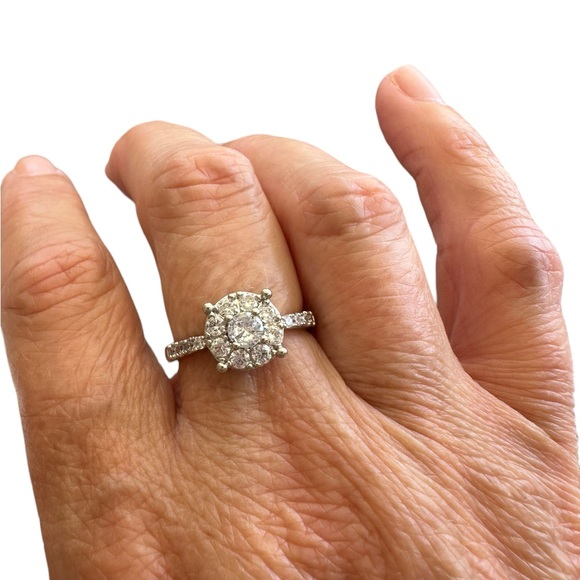 Classic Look Zircon Solitaire Silver Ring - Picture 1 of 7